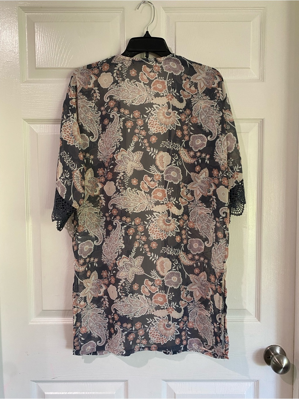 Wallflower Kimono Gray Pink Open Front XS Boho Paisley Floral Lace Trim - Picture 8 of 12